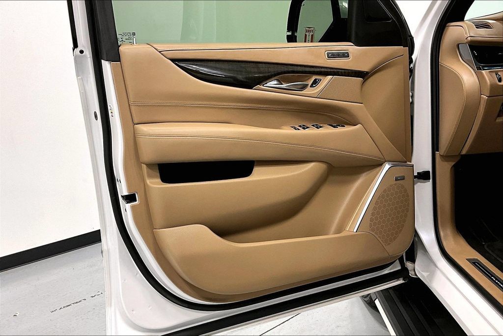 Used 2018 Cadillac Escalade Platinum AWD/4WD image 22