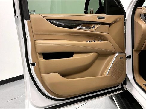 Used 2018 Cadillac Escalade Platinum AWD/4WD image 22