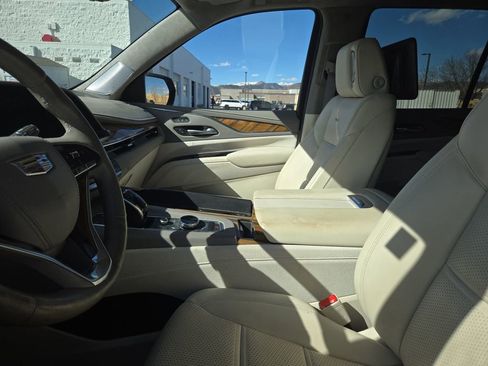 Certified 2022 Cadillac Escalade Premium Luxury Platinum w/ Heavy-Duty Trailer Package image 7