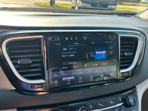 Used 2023 Chrysler Pacifica Touring-L FWD image 34