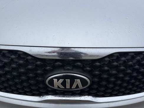 Used 2017 Kia Sorento LX w/ LX Convenience Package image 4