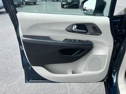 Used 2023 Chrysler Pacifica Touring-L FWD image 16
