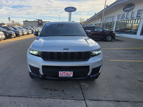 Used 2024 Jeep Grand Cherokee L Laredo image 2