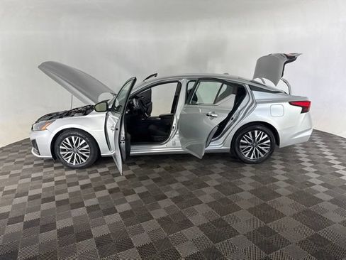 Used 2024 Nissan Altima 2.5 SV FWD image 9