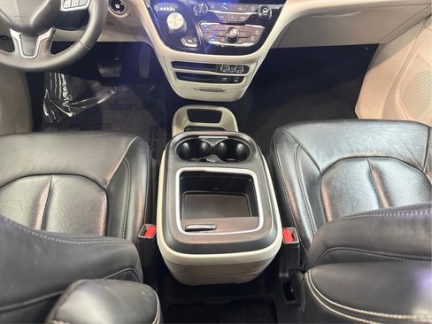 Used 2022 Chrysler Pacifica Touring-L FWD image 22