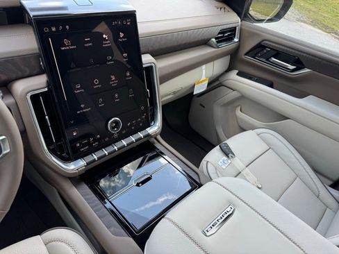 New 2025 GMC Yukon XL Denali w/ Denali Reserve Package image 32