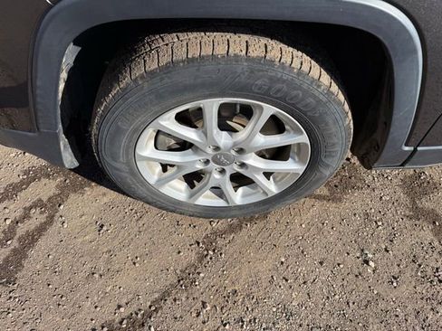 Used 2014 Jeep Cherokee Latitude w/ Cold Weather Group FWD image 11