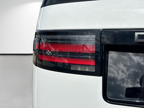 Used 2025 Land Rover Discovery Dynamic SE image 10