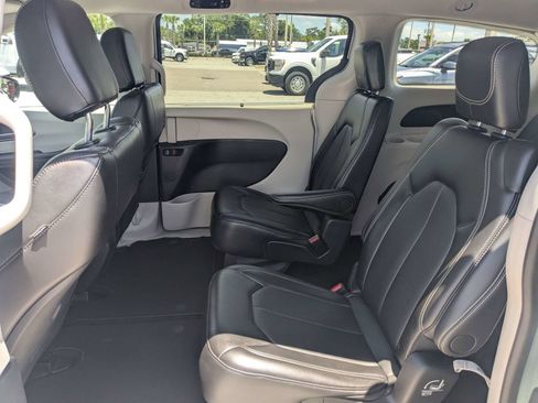 Used 2024 Chrysler Pacifica Touring-L FWD image 14