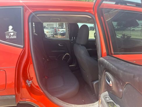 Used 2017 Jeep Renegade Latitude FWD image 16
