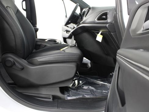 New 2027 Chrysler Pacifica Select FWD image 22