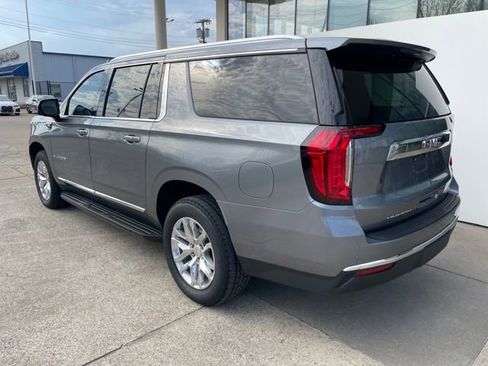 Used 2022 GMC Yukon XL SLT w/ SLT Premium Package image 3