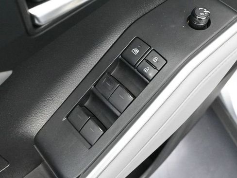 Used 2021 Toyota Highlander XLE image 19