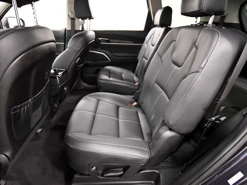 Certified 2025 Kia Telluride EX w/ EX Captain's Chair Package AWD/4WD image 15