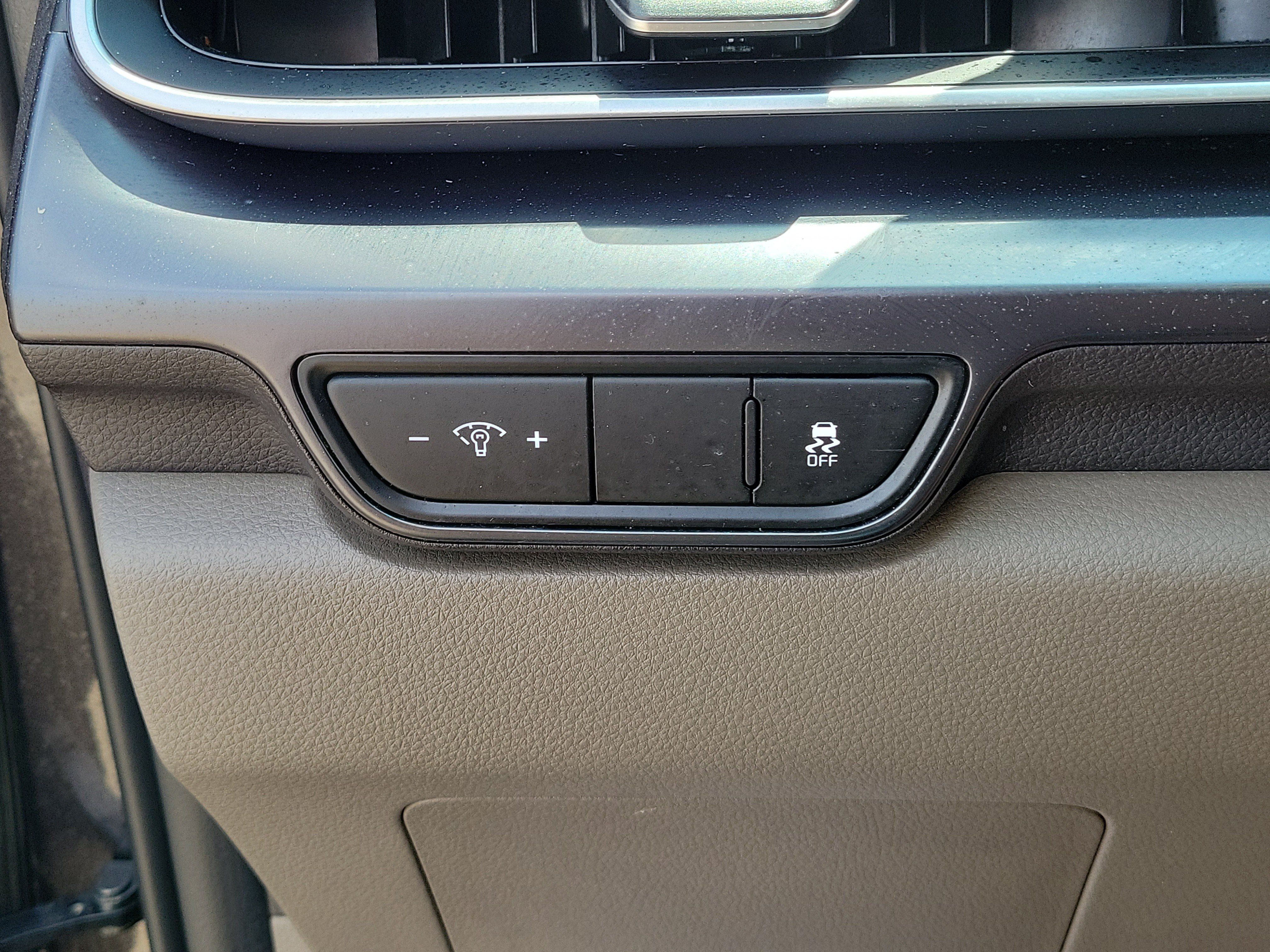 Used 2025 Kia Carnival FWD image 19