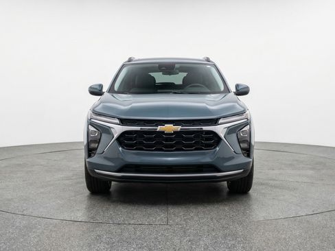 Used 2025 Chevrolet Trax LT FWD image 2