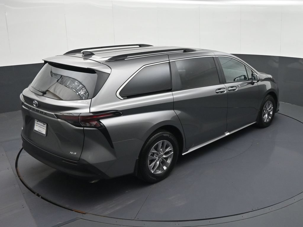 Used 2026 Toyota Sienna XLE FWD image 29