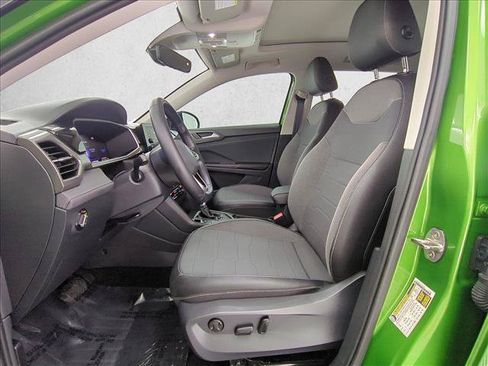 Used 2025 Volkswagen Taos SE FWD image 17