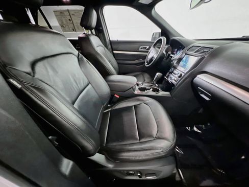 Used 2018 Ford Explorer XLT w/ Equipment Group 202A AWD/4WD image 31