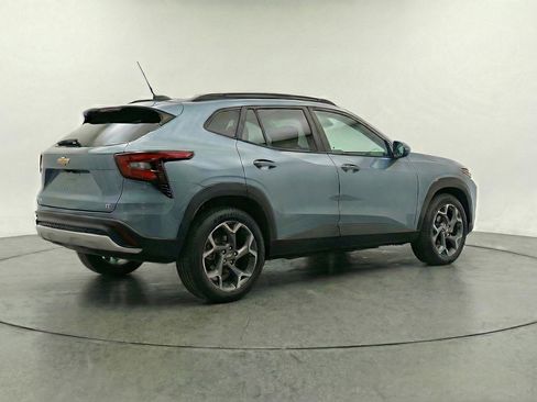 Used 2025 Chevrolet Trax LT w/ LT Convenience Package image 9