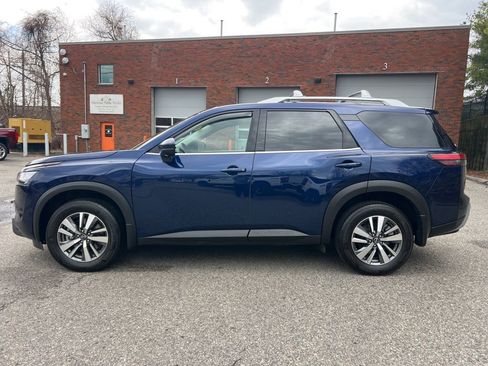 Used 2024 Nissan Pathfinder SL AWD/4WD image 2