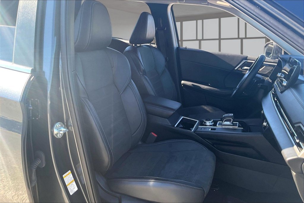 Used 2024 Mitsubishi Outlander AWD image 28