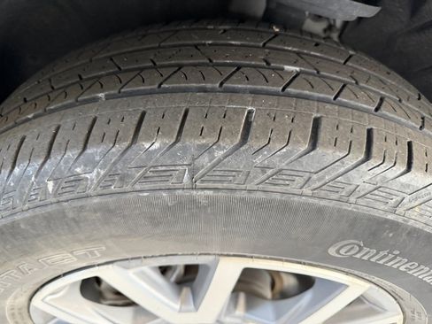 Used 2023 GMC Acadia SLT w/ Preferred Package image 7