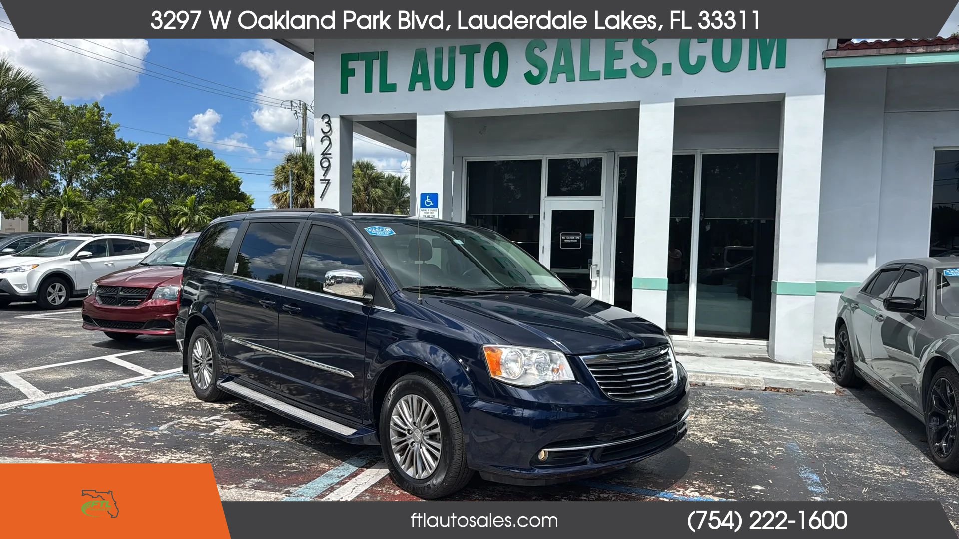 Used 2014 Chrysler Town & Country Touring-L FWD image 3