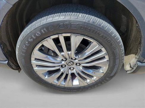 Used 2023 Toyota Venza XLE AWD/4WD image 9