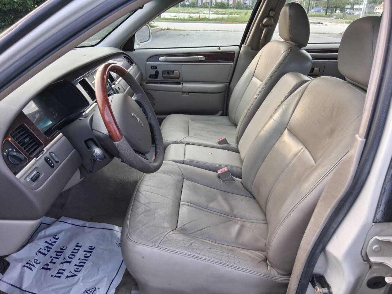 Used 2005 Lincoln Town Car Signature Limited RWD image 13