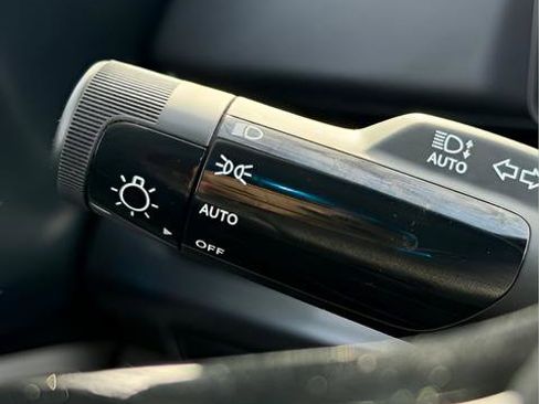 Used 2025 Kia Carnival FWD image 20