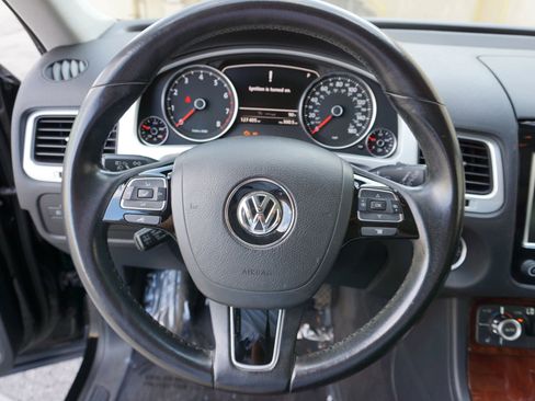 Used 2014 Volkswagen Touareg Sport image 22