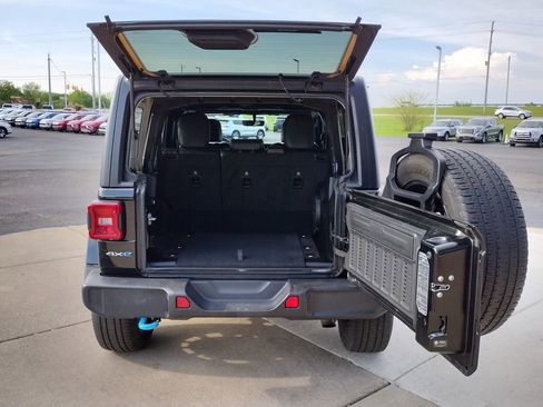 Used 2023 Jeep Wrangler Unlimited Sahara w/ Cold Weather Group AWD/4WD image 23