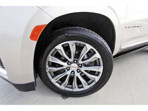 Used 2021 GMC Yukon Denali w/ Denali Premium Package image 30