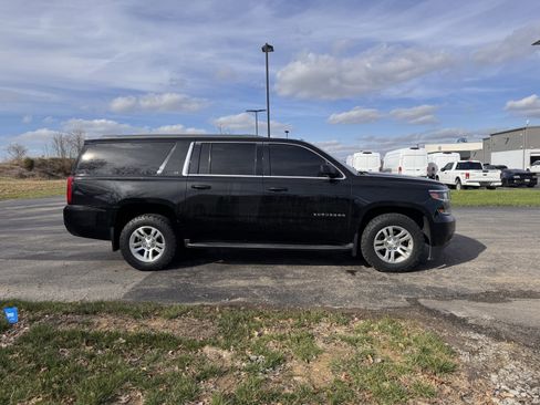 Used 2017 Chevrolet Suburban LT image 2