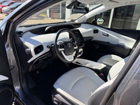 Used 2017 Toyota Prius Four w/ Premium Convenience Package image 18