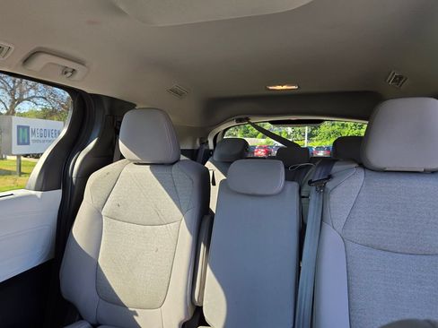 Used 2025 Toyota Sienna LE FWD image 23