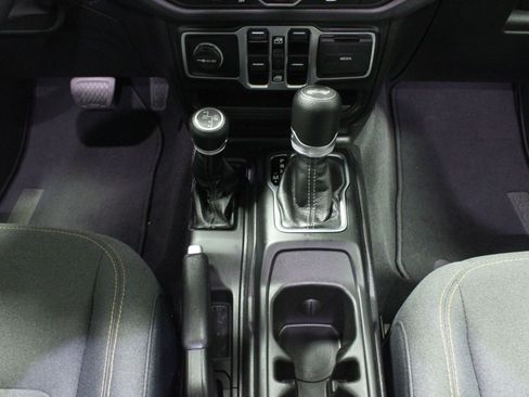 Used 2025 Jeep Wrangler Unlimited Sahara AWD/4WD image 21