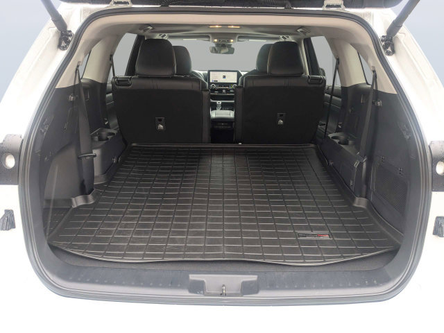 Used 2024 Toyota Highlander XLE FWD image 12