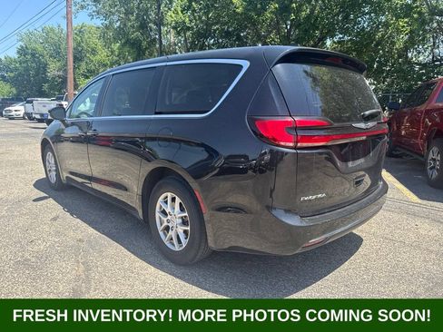 Used 2023 Chrysler Pacifica Touring-L FWD image 4
