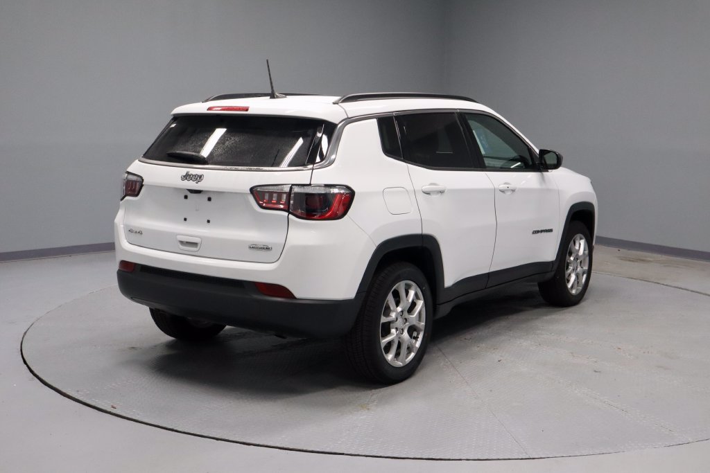 Used 2024 Jeep Compass Latitude w/ Sun and Sound Group AWD/4WD image 10