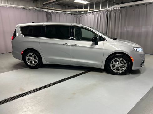 Used 2024 Chrysler Pacifica Limited FWD image 8