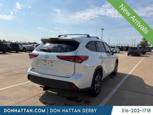 Used 2023 Toyota Highlander XLE FWD image 3