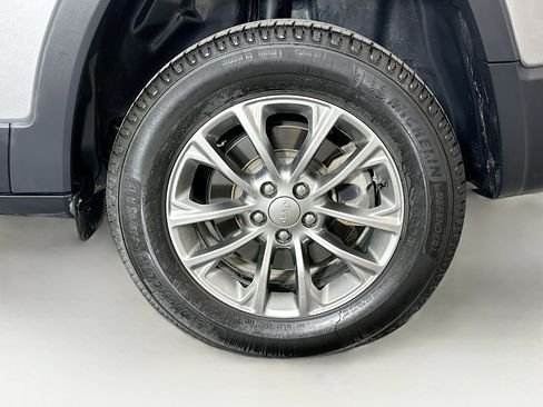 Used 2019 Jeep Cherokee Latitude Plus w/ Comfort/Convenience Group image 11