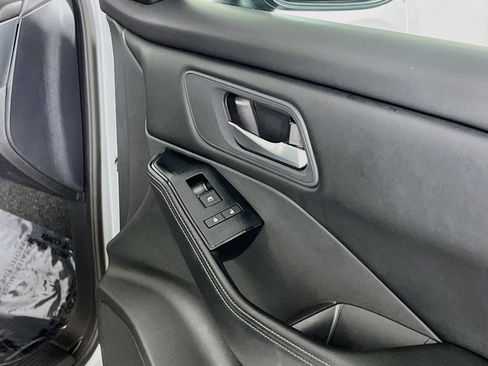 Used 2025 Nissan Rogue SV FWD image 32