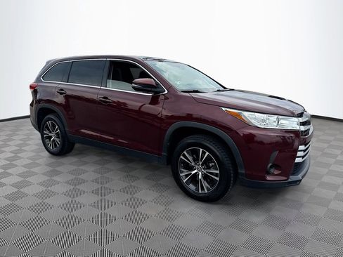 Used 2019 Toyota Highlander LE FWD image 3