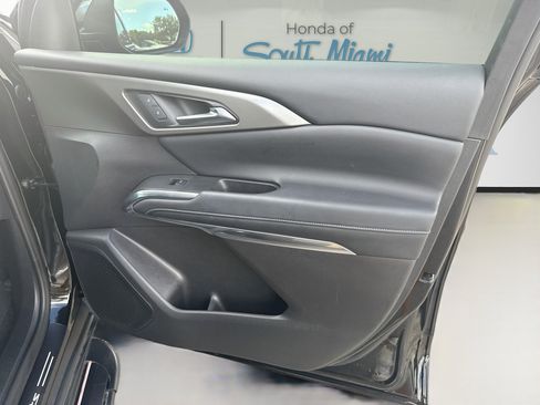 Used 2025 Chevrolet Traverse LT FWD image 34