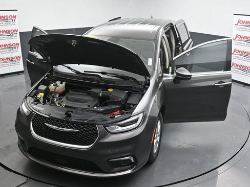 Used 2023 Chrysler Pacifica Touring-L FWD image 40
