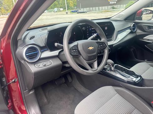 Used 2025 Chevrolet Trax LT FWD image 11