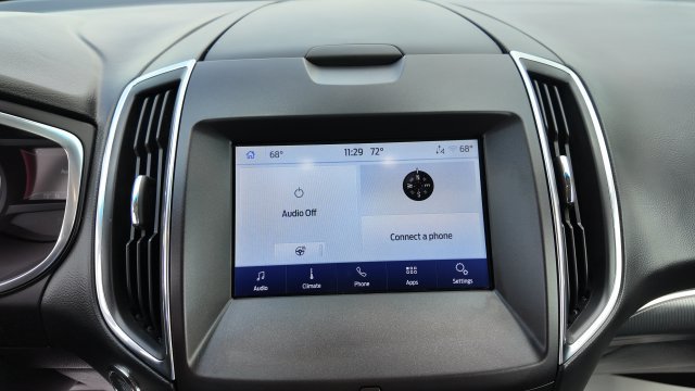Used 2019 Ford Edge Titanium w/ Cold Weather Package AWD/4WD image 18
